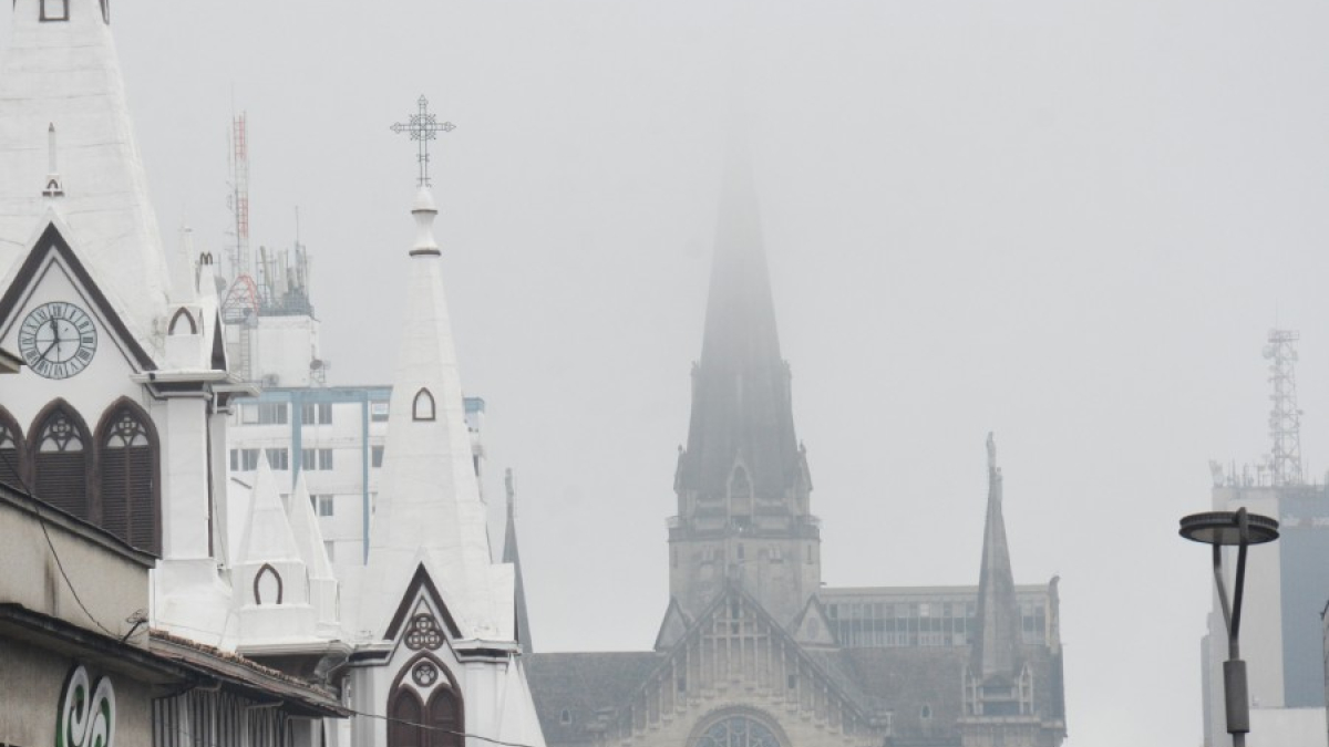 La Basílica Menor de Inmaculada Concepción de María y la Catedral Basílica de Manizales, dos emblemas de la arquitectura religiosa de la ciudad, este miércoles. 