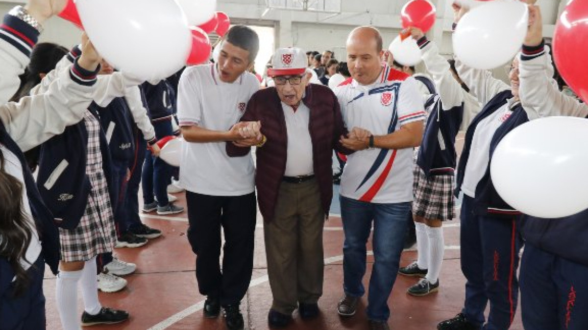 El padre Diego Rivera Álvarez (centro) recibió en el 2022 un homenaje del colegio que fundó en 1985.