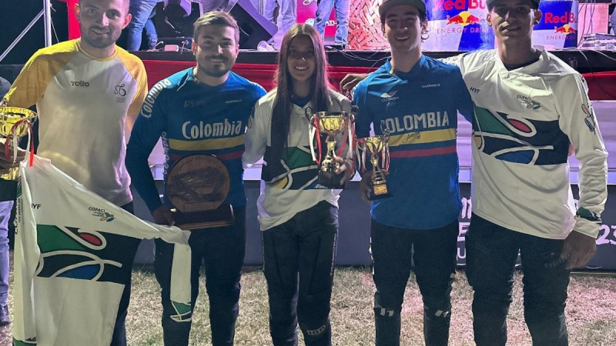 Parte de los medallistas colombianos en el Panamericano de DH (descenso en bicicleta) en Cuzco (Perú). En la mitad están Valentina Roa y Steven Ceballos.