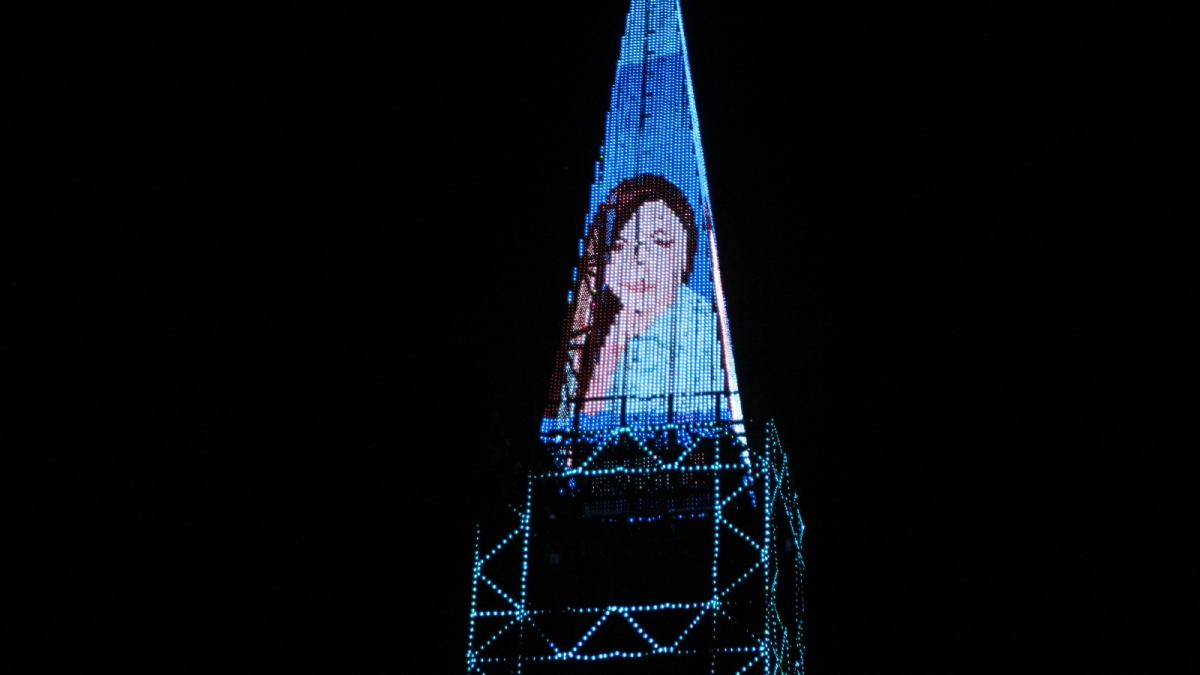 La noche del 1 de octubre, la torre de El Cable se iluminó con la imagen de Estefanía Martínez Valencia y también se adelantó una velatón en su nombre.