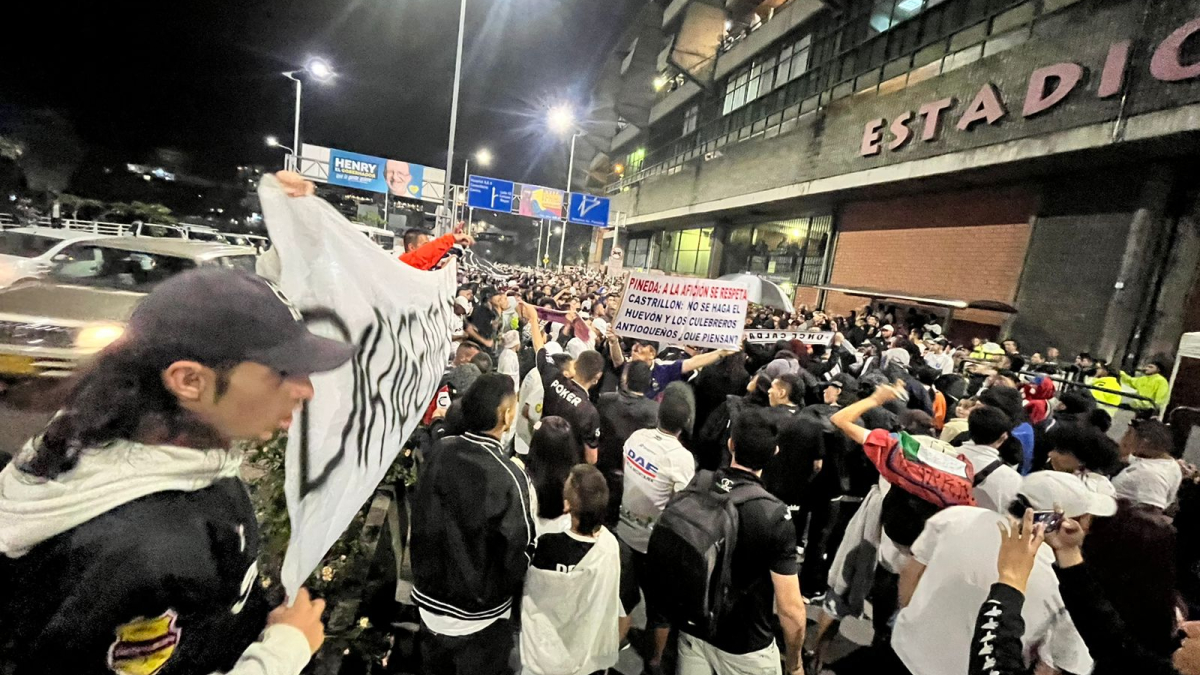 La protesta ayer en las afueras del Palogrande. Los aficionados piden un cambio total en el Once Caldas que lleva 9 eliminaciones seguidas.