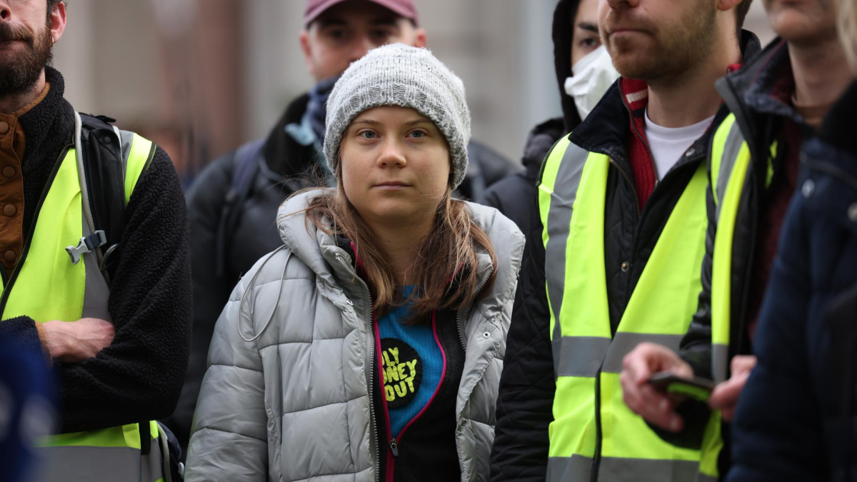 La activista climática sueca Greta Thunberg (centro) participa en una protesta en el centro de Londres, Gran Bretaña, este martes.