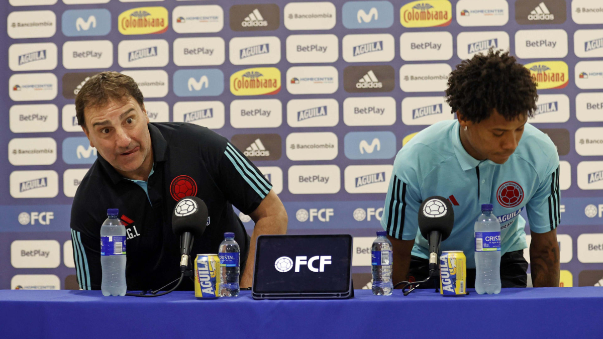 El seleccionador de Colombia, Nestor Lorenzo (i), y el jugador Wilmar Barrios asisten a la rueda de prensa hoy, en Barranquilla, previo al partido ante Uruguay.