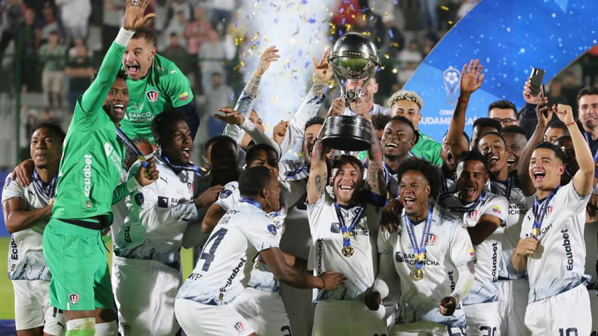 Jugadores de LDU Quito celebran al ganar la Copa Sudamericana frente a Fortaleza, en el estadio Domingo Burgueño Miguel en Maldonado (Uruguay).