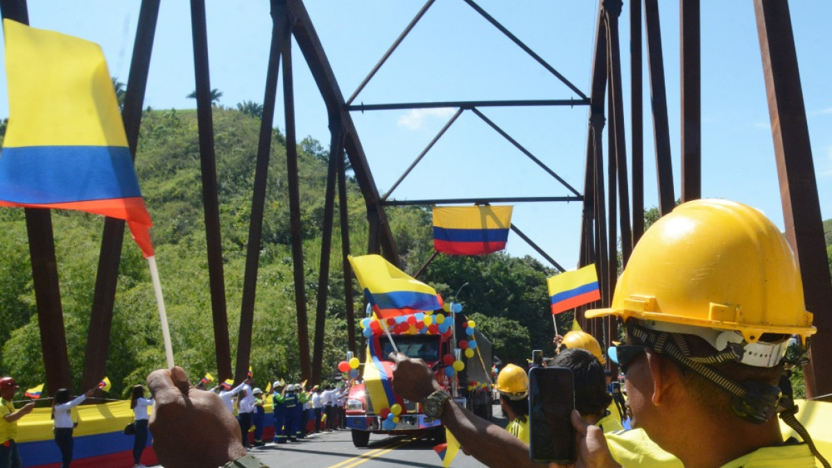 Asistentes observan al primer camión en cruzar el nuevo puente El Alambrado, conducido por Alfonso Medrano, presidente de la Cámara Intergremial del Transporte, quien atravesó la construcción a las 9:30 a. m. de ayer. El paso estuvo cerrado seis meses, luego del desplome del 12 de abril.