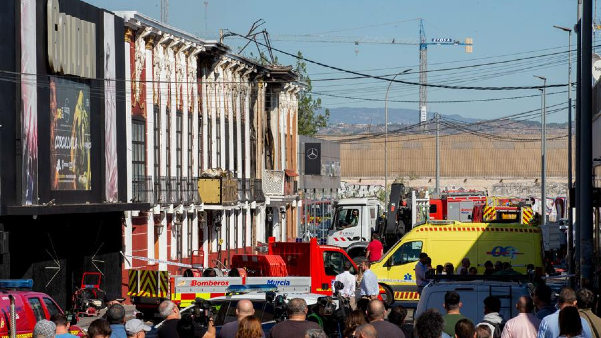 Trece personas fallecieron este domingo en el incendio del local de ocio de Murcia Fonda Milagros, que se extendió a las discoteca anexa Teatre y de ésta a la llamada Golden, frecuentada por la comunidad latina en Murcia (España).