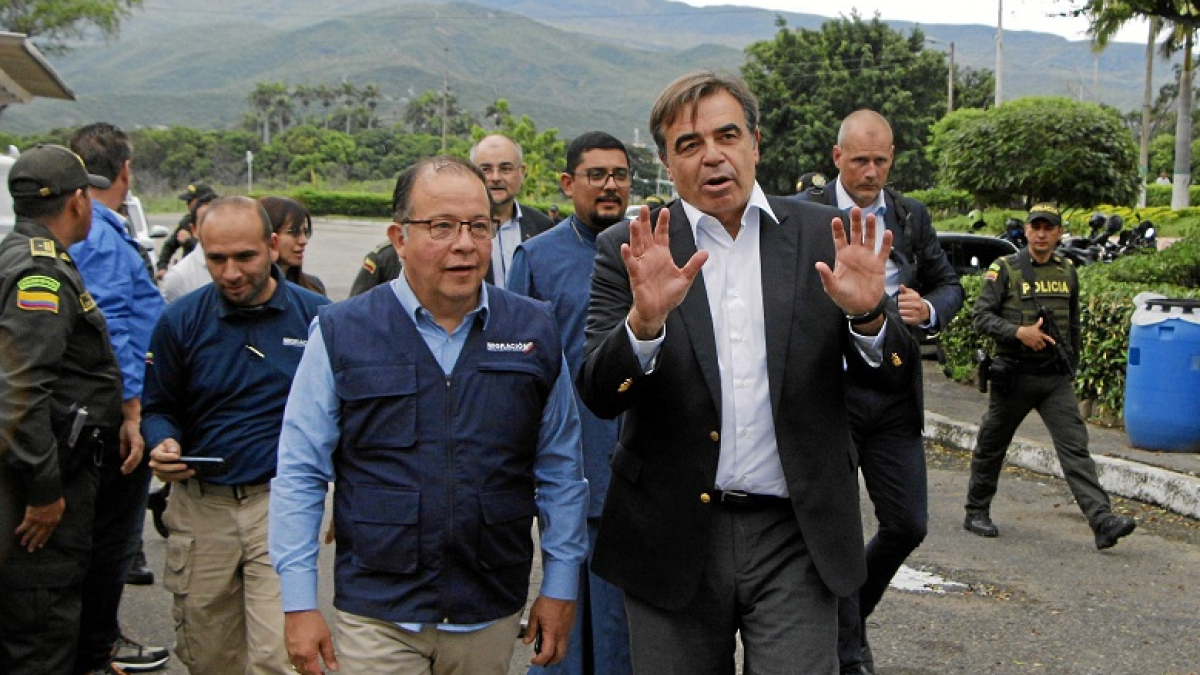 Foto | EFE | LA PATRIA Margaritis Schinas, vicepresidente de la Comisión Europea, estuvo en el puente internacional Simón Bolívar, que comunica al departamento colombiano de Norte de Santander, con el estado venezolano de Táchira.