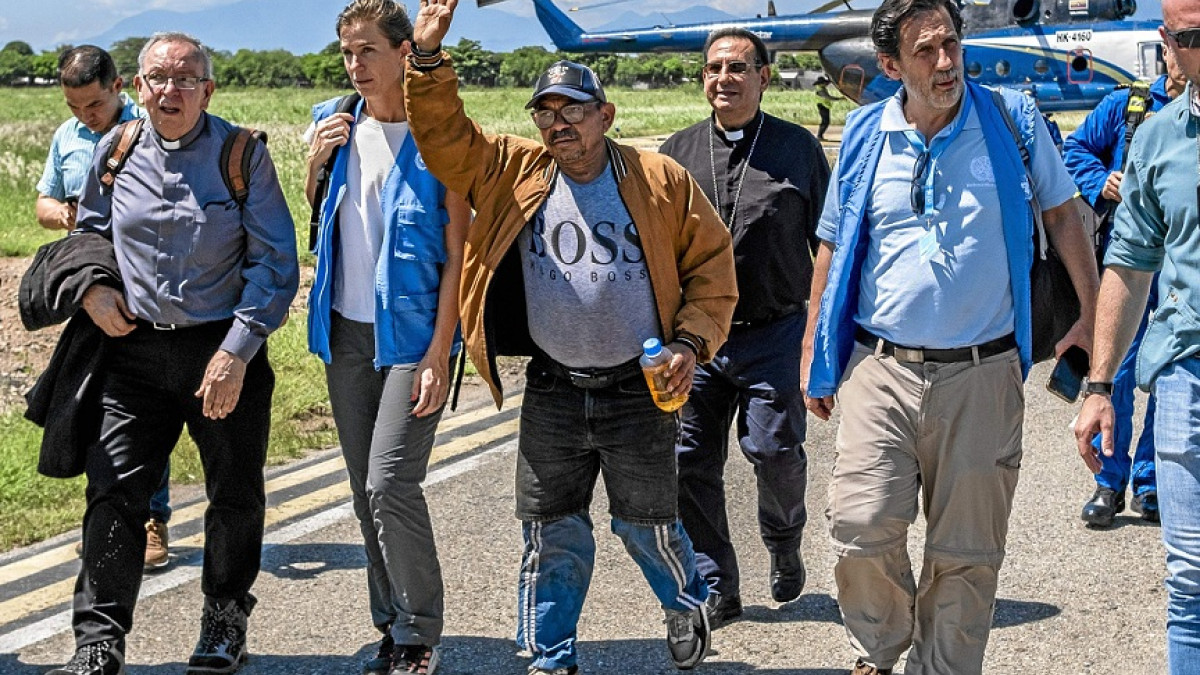 Luis Manuel Díaz Jiménez fue entregado a una comisión humanitaria de la Misión de la ONU en Colombia y de la Iglesia católica en las estribaciones de la serranía de Perijá, cerca de Barrancas (La Guajira). Fue trasladado en un helicóptero a Valledupar.