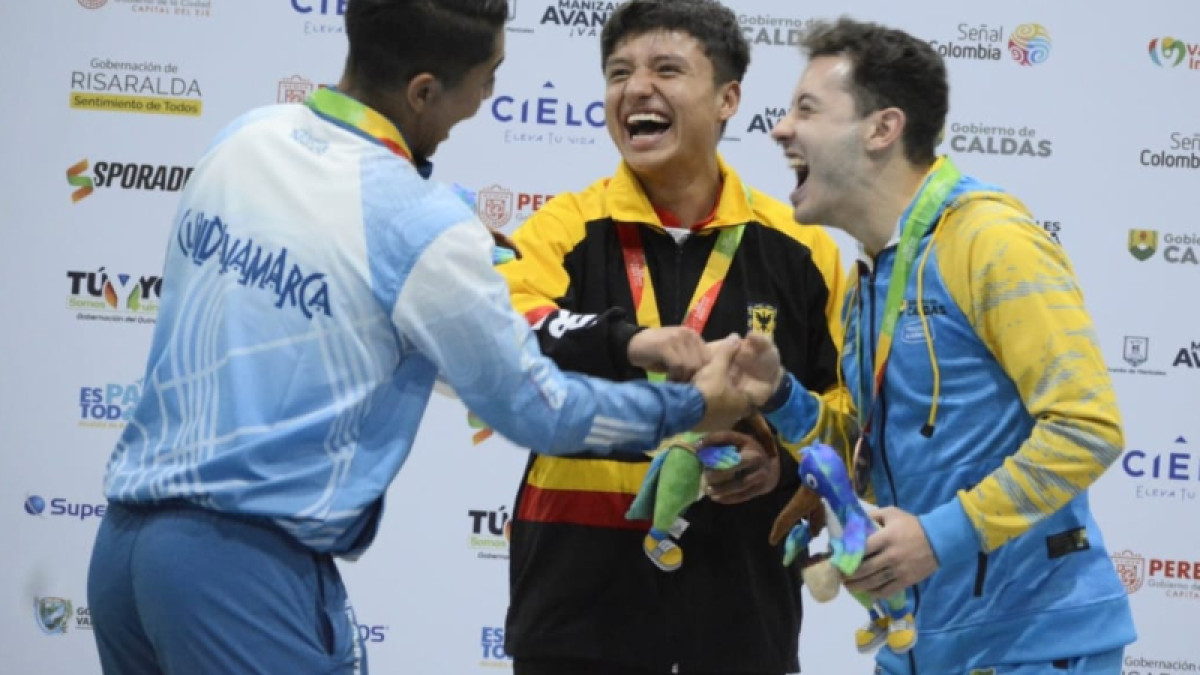 La imagen que dejó anoche la premiación de la modalidad de libre masculino del patinaje artístico: la celebración de Juan Sebastián Lemus, de Cundinamarca; Deivi Camilo Rojas, de Bogotá, y Gerónimo Gallo, de Caldas.