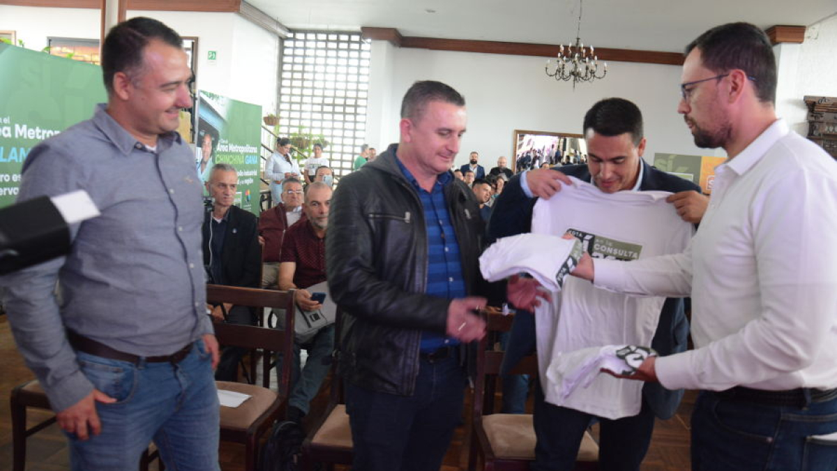 El gobernador de Caldas, Luis Carlos Velásquez (derecha), entrega a los alcaldes actuales y electos la camiseta por el SÍ al Área Metropolitana.