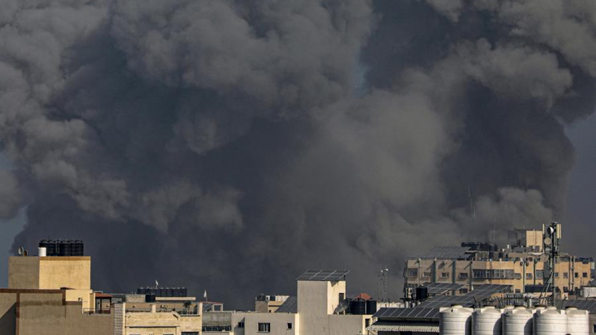 Una columna de humo se eleva tras un ataque aéreo israelí en el norte de la Franja de Gaza, este lunes. 