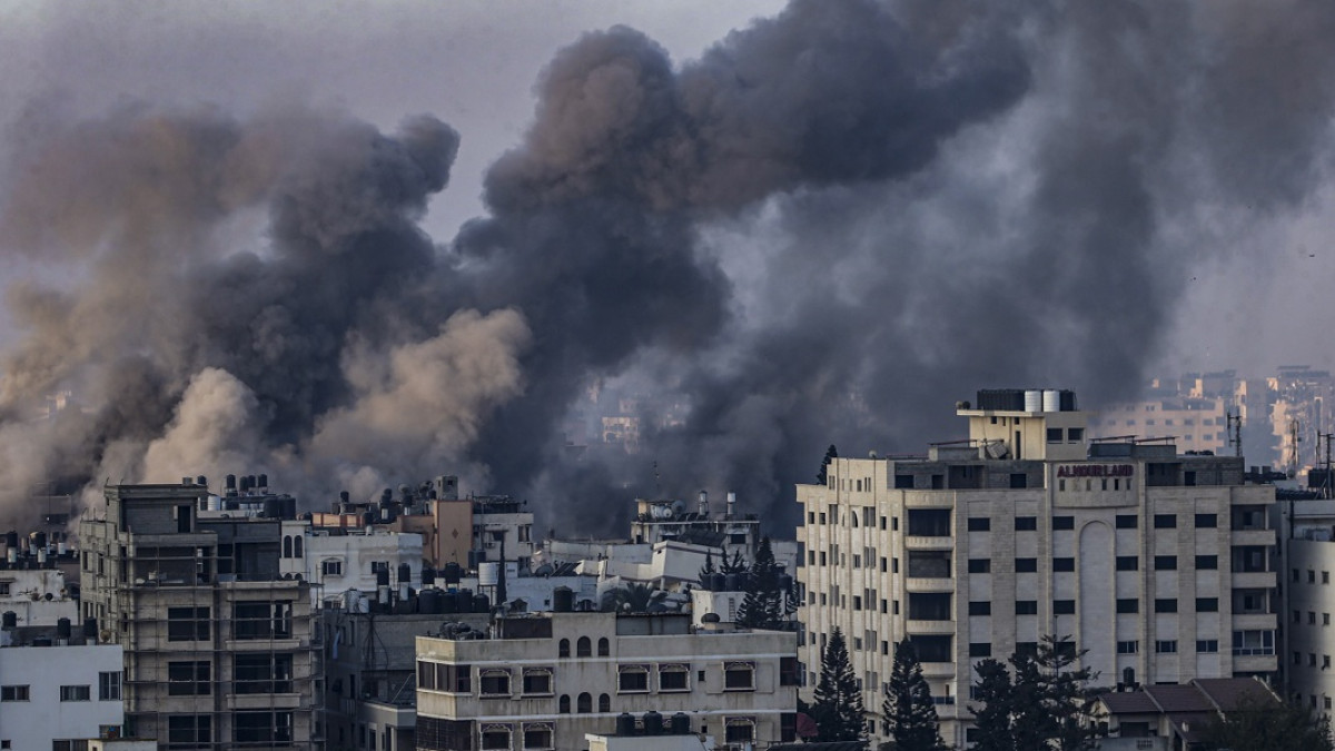Desde los ataques de Hamás a Israel, que dejaron más de 1.400 muertos, el Ejército ha respondido con cotidianos y contundentes bombardeos sobre la Franja de Gaza y una incursión terrestre sin precedentes en los últimos años, que ha dejado alrededor de 10.500 palestinos muertos, 26.400 heridos y 2.550 desaparecidos, según autoridades palestinas, la gran mayoría civiles, en medio de una crisis humanitaria. 