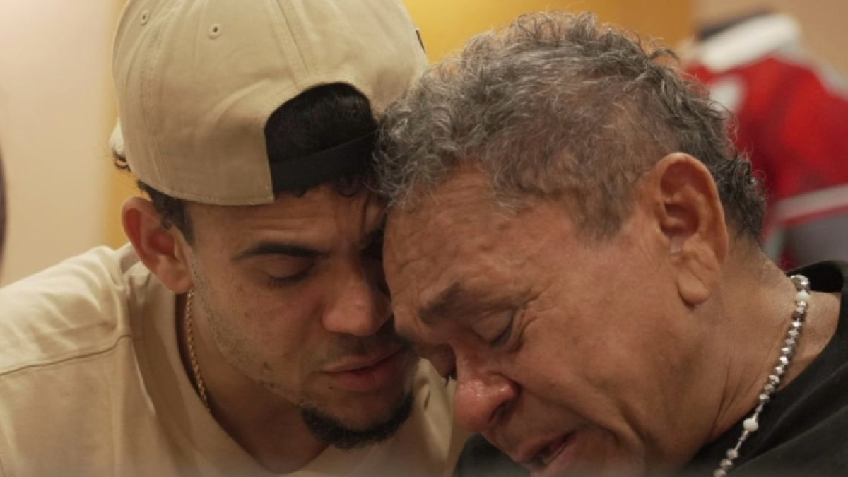 Luis Díaz abraza a su padre en libertad 