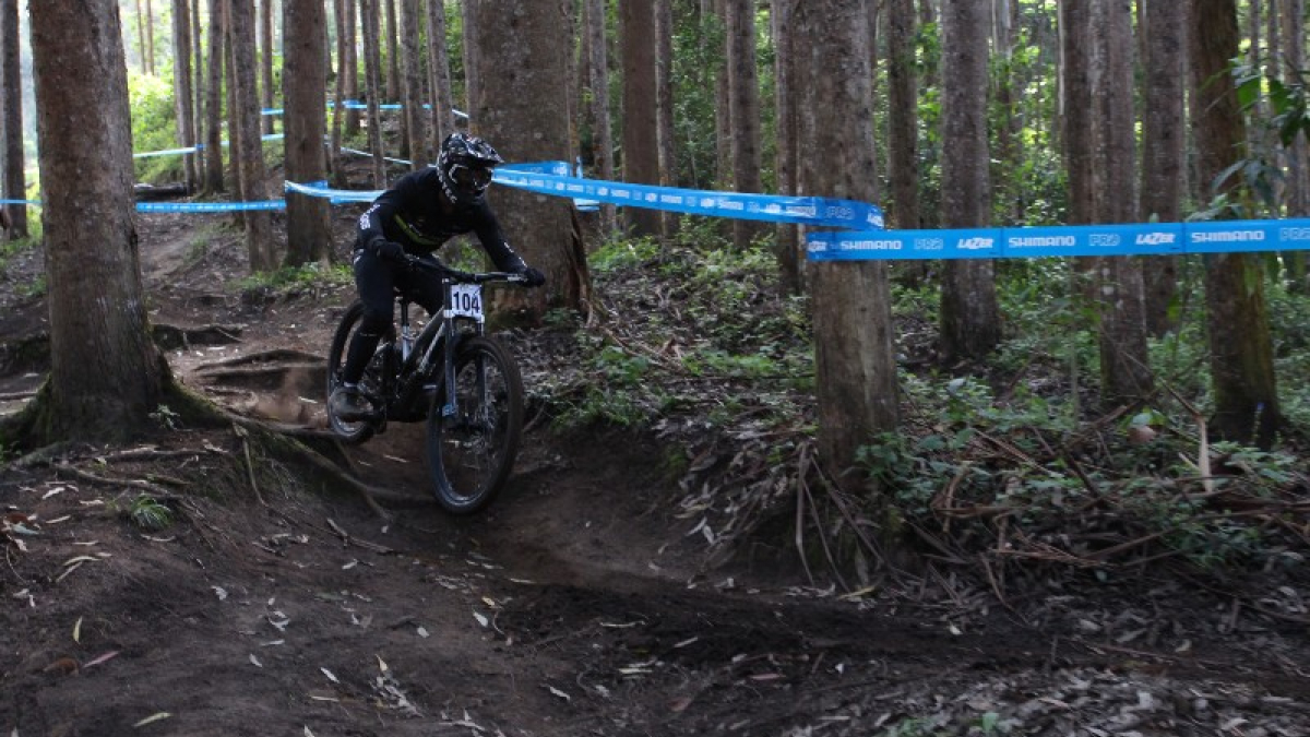 Rafael Gutiérrez en acción, cuesta abajo este jueves en la pista La Densa, en La Florida (Villamaría). Ganó el oro del down hill de los Juegos Nacionales.
