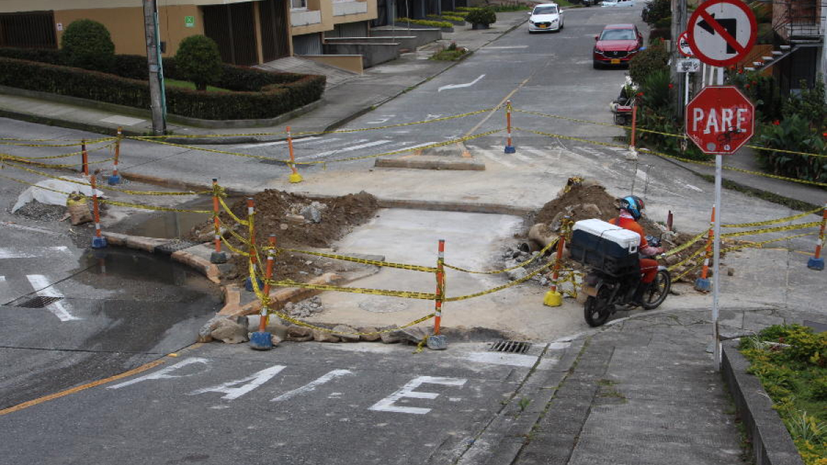 Así está la vía luego de ser intervenida por personal técnico de Aguas de Manizales.