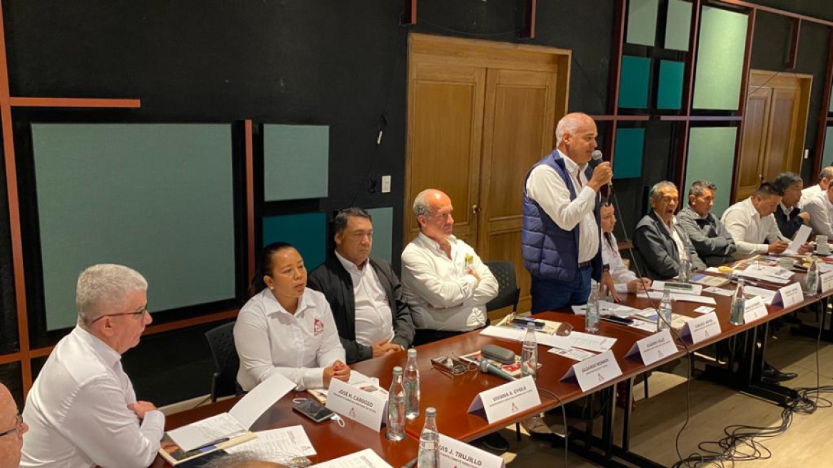 Quindío ocupará la presidencia. Cesar - La Guajira y Huila quedaron con las vicepresidencias. El Congreso será del 28 de noviembre al 1 de diciembre. En la foto, de pie está Carlos Hoyos Zuluaga, presidente del Comité de Cafeteros de Caldas.