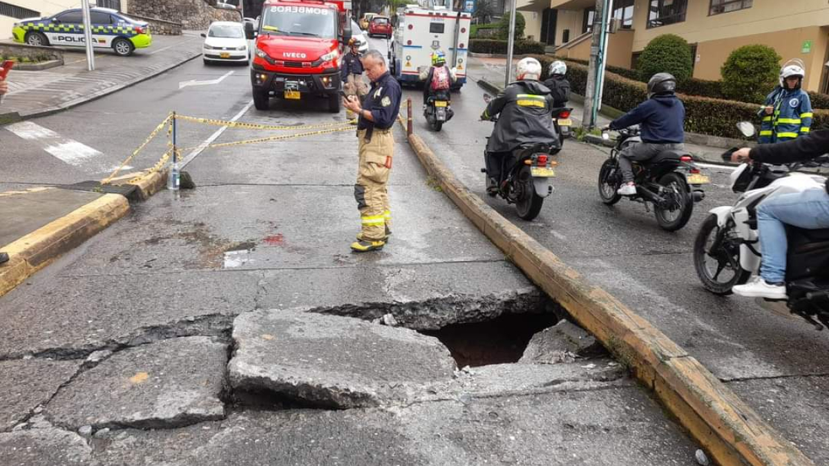 El daño ocurrió en la calle 67 con carrera 22, en el carril de descenso hacia la glorieta de San Rafael, en Manizales.