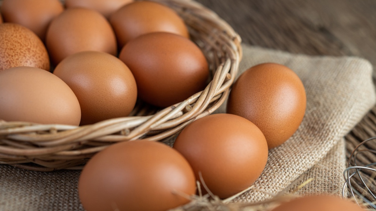 La producción de huevos en Colombia pasó de 14 mil 606 millones de unidades en el 2018 a 16 mil 250 millones en el 2022. Según la Encuesta Nacional de Presupuestos de los Hogares, el 78,1% de las casas compran este producto, lo que lo convierte en el principal alimento de la canasta familiar.