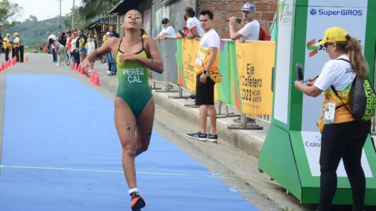  LA PATRIA  Salomé Pérez, de Chinchiná, se convirtió ayer en una sorpresa en el triatlón de los Juegos Deportivos Nacionales Eje Cafetero 2023. La quinceañera ganó plata en la modalidad del acuatlón, que incluye natación y atletismo.