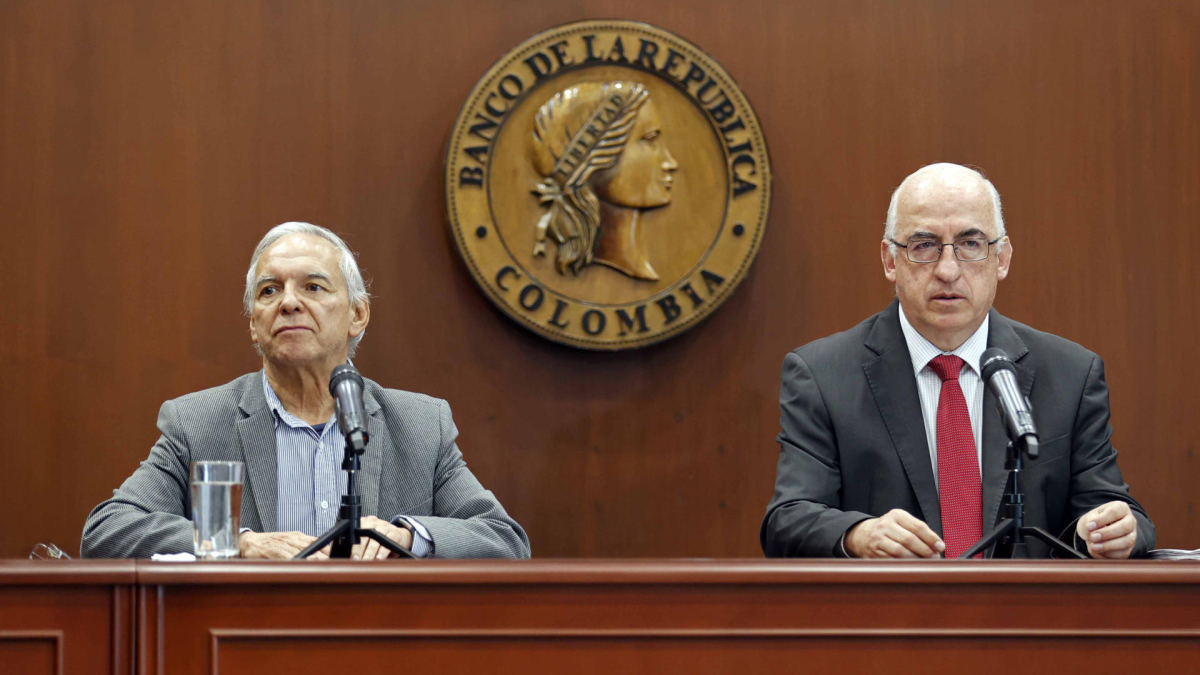 El gerente general del Banco de la República, Leonardo Villar (derecha), habla junto al ministro de Hacienda, Ricardo Bonilla, en una rueda de prensa este martes, en Bogotá.