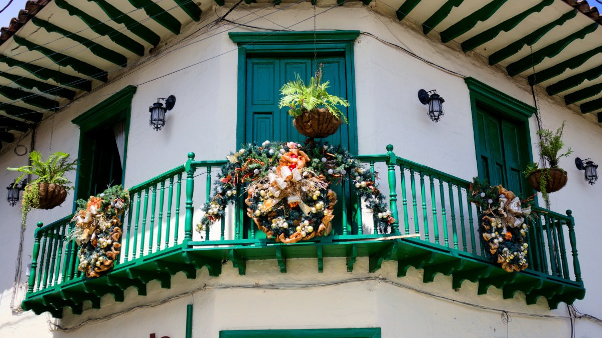 Las casas señoriales se adornan de colores vivos en Salamina
