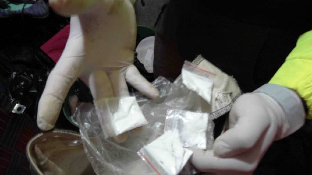 A Jéssica María le encontraron 207 gramos de cocaína, dosificados en 592 bolsas plásticas transparentes con sello hermético. 18 gramos con 580 miligramos de cannabis, en 10 bolsas plásticas. Y 34 cartuchos calibre 38.