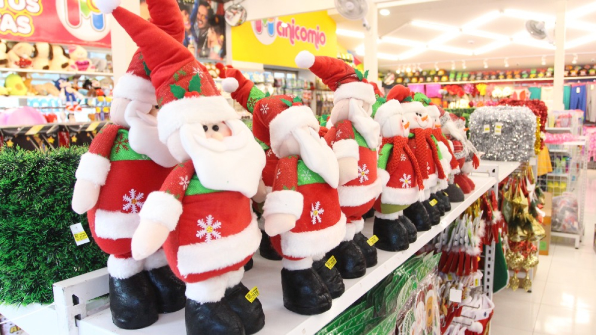 Además de los regalos navideños, los adornos de la temporada son un gasto adicional en los hogares.
