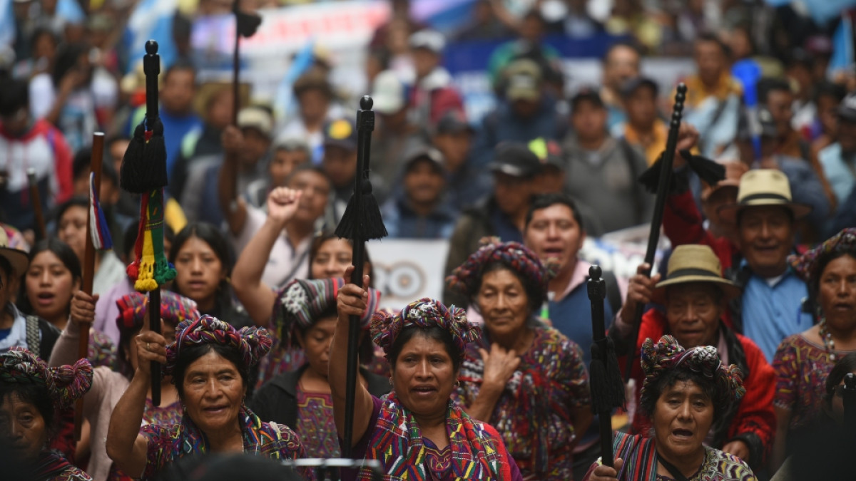 Cientos de personas representantes de sociedad civil, políticos de distintos partidos y líderes indígenas participaron el jueves en una marcha en apoyo al presidente electo de Guatemala, Bernardo Arévalo de León.