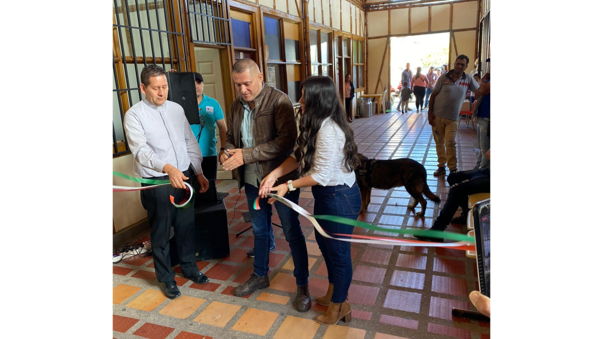 El alcalde de Neira, Luis Gonzaga Correa (centro), corta la cinta para inaugurar las instalaciones de la nueva Secretaría de Tránsito. Lo acompañan el párroco, Rodolfo González, y la titular de la dependencia, Alejandra Pulgarín.