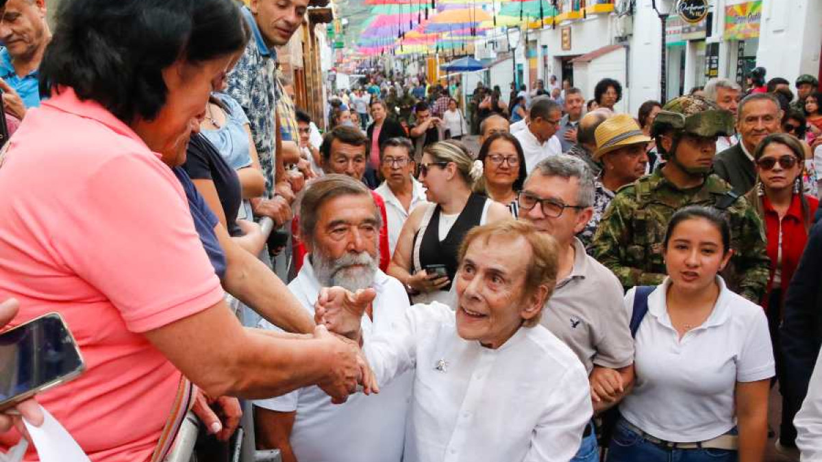 David Manzur recorre las calles de Neira.