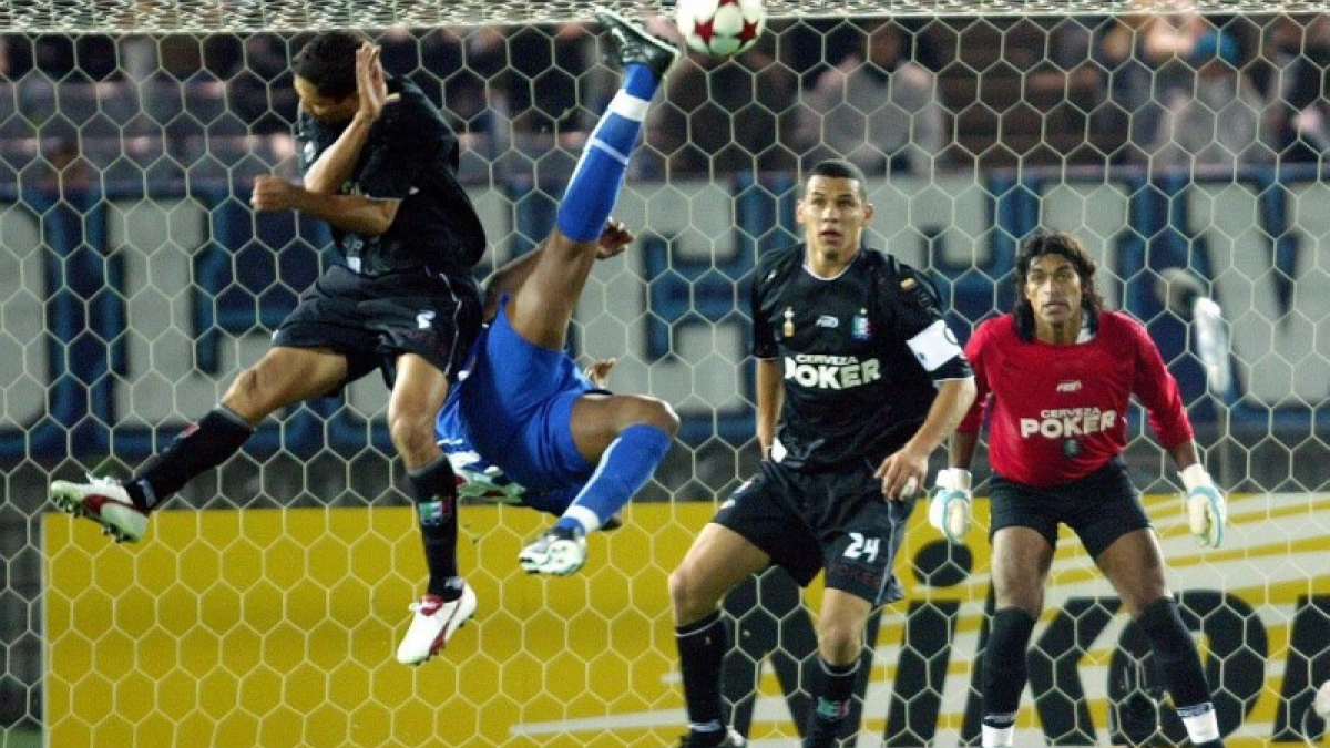 El Once Caldas, entonces campeón vigente de la Copa Libertadores de América, plantó la cara al ganador de la UEFA Champions League en la temporada 2003-2004, el FC Porto. El Blanco estuvo a un cobro de coronarse campeón mundial de clubes, pero finalmente cayó derrotado ante el 'dragón' portugués.