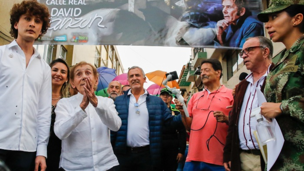 David Manzur en la salida de la Calle Real que llevará su nombre a partir de ahora.