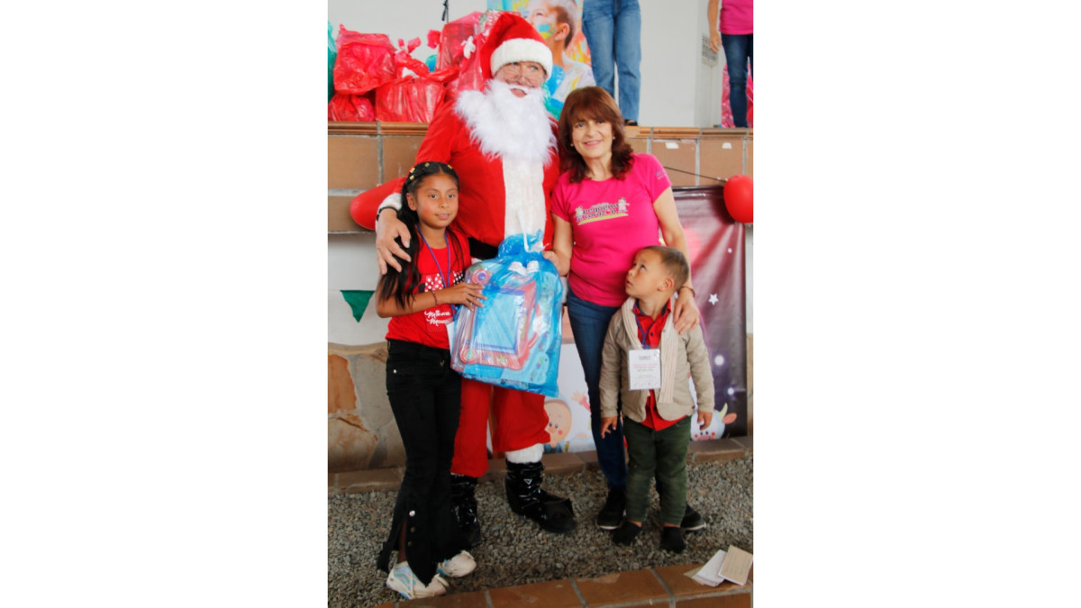 Los beneficiarios y sus hermanos recibieron los regalos de Papá Noel y de Mónica Giraldo Mejía.