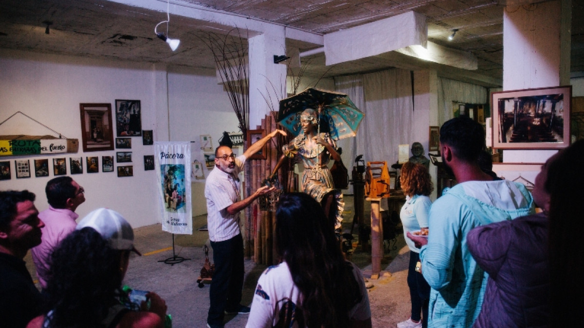 Rafael recibe en su museo a representantes de agencias de turismo del país para que incluyan a Pácora dentro de sus próximos destinos.  