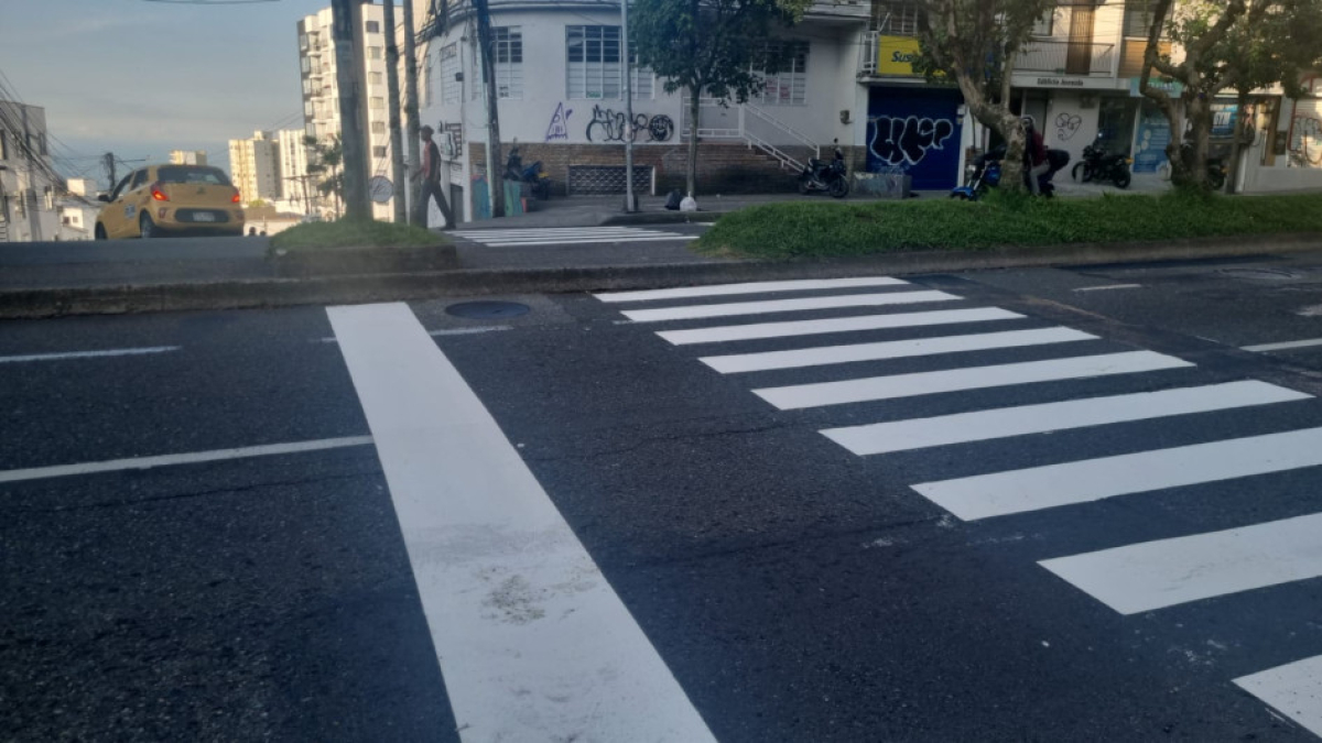 Esta cebra, sobre la avenida Santander de Manizales, quedó como la publicidad de cierto banco: en el lugar equivocado.
