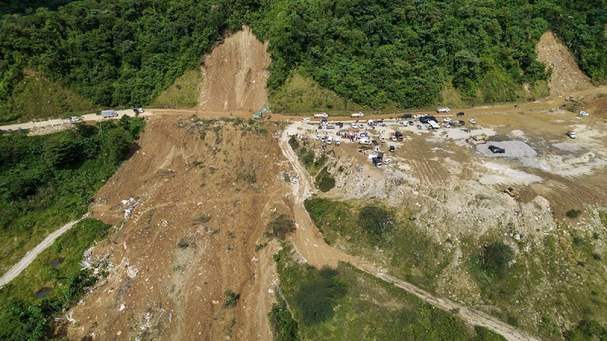 La vista aérea de sitio donde ocurrió el derrumbe en la vía Quibdó - Medellín.