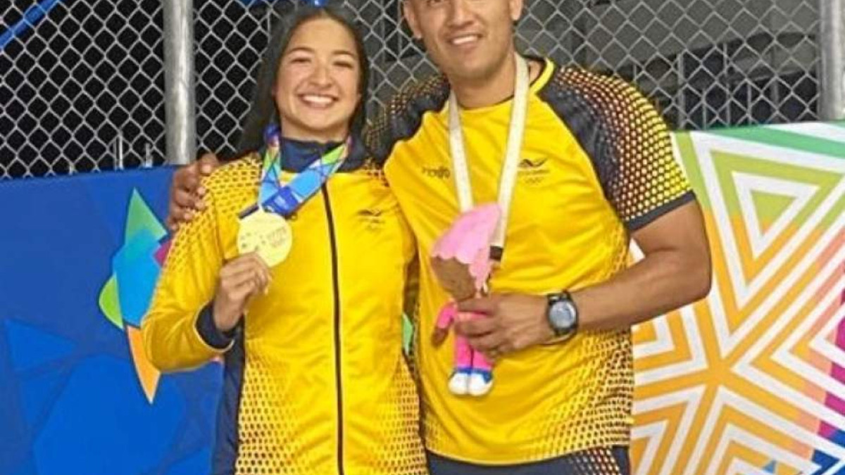 Foto | Archivo | LA PATRIA  Stefanía Gómez Hurtado registra tres récords nacionales en la modalidad de pecho: 50, 100 y 200 metros. Ella pasa con su entrenador, César Delgado, a la Liga de Antioquia.