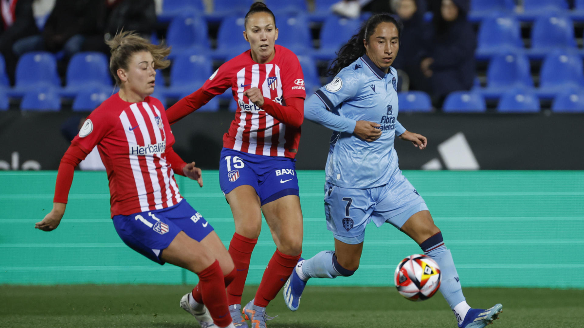 La futbolista Mayra Ramírez (de azul) llega al Chelsea procedente del Levante por un valor de 450 mil euros.
