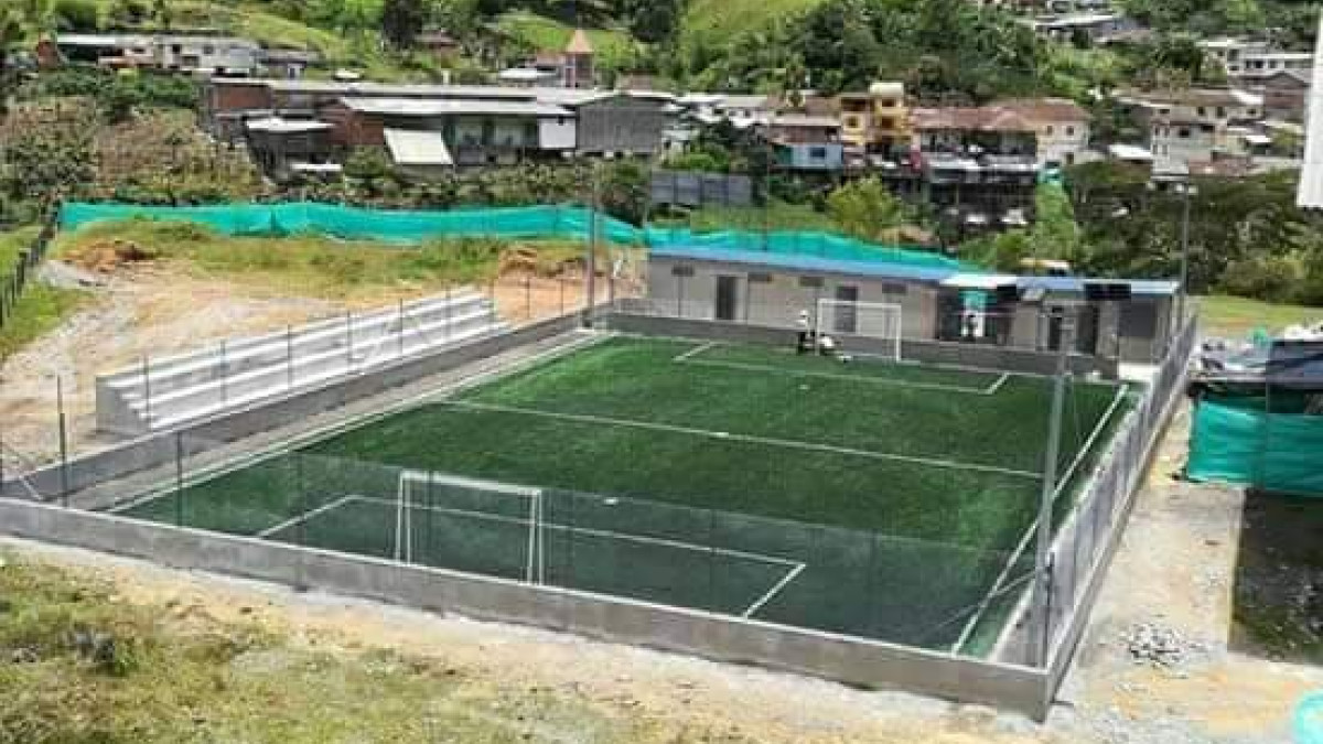 Dentro de las obras nacionales gestionadas por Mario Castaño, según datos del Secop I, aparece la cancha sintética de fútbol en Pácora, donde él nació.