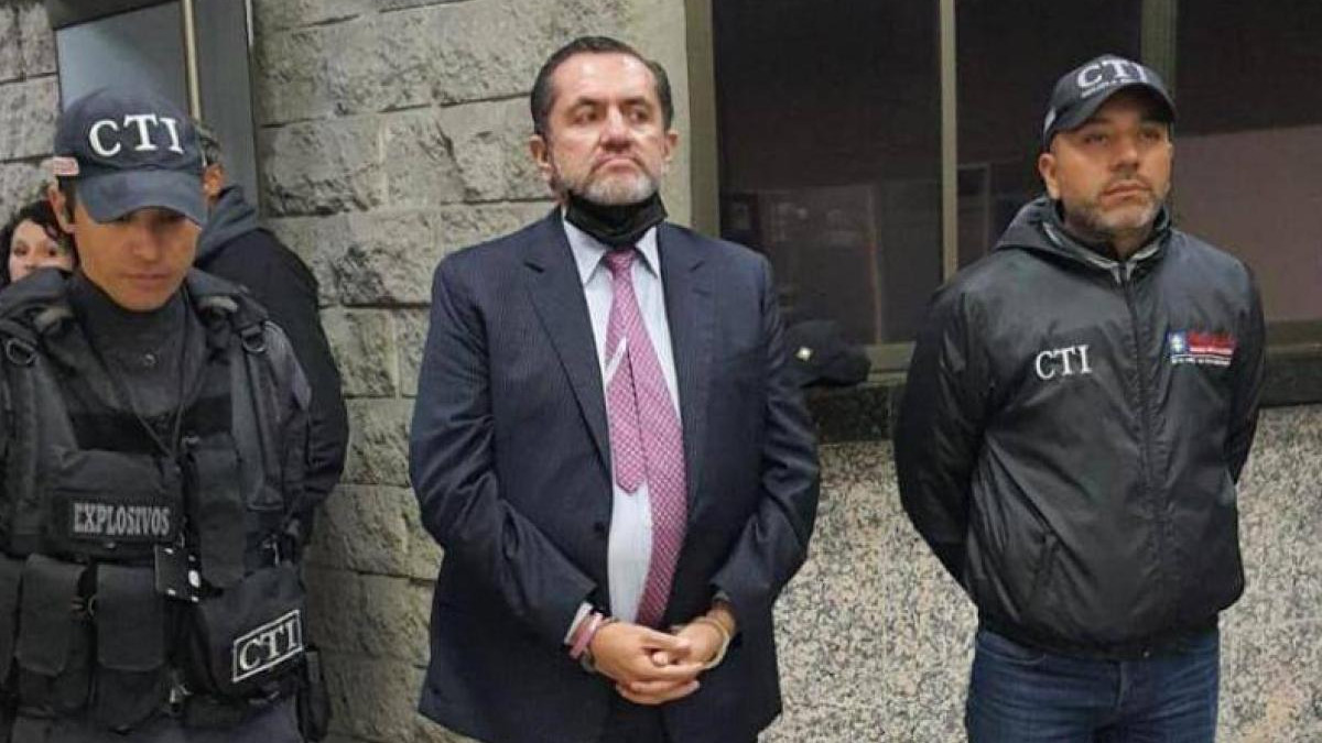 El exsenador Mario Castaño Pérez fue capturado por el CTI el 7 de junio de 2022, cuando salía del Congreso. Le impusieron medida de aseguramiento con detención preventiva de la libertad en la cárcel La Picota, de Bogotá, donde murió el 18 de noviembre de 2023.