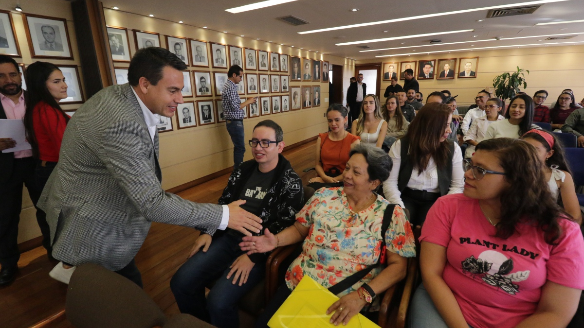 50 ganadores del Concurso Docente, convocado por la Comisión Nacional del Servicio Civil, asumieron ayer ante el alcalde de Manizales, Jorge Eduardo Rojas, y el secretario de Educación municipal, Andrés Felipe Betancurth.