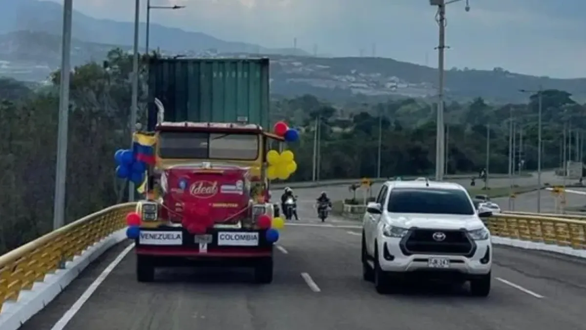 El intercambio comercial entre Colombia y Venezuela pasó de 593 a 641,8 millones de dólares entre el 2022 y el 2023. En la foto, el paso de uno de los primeros tractocamiones con carga entre ambos países tras la reanudación de relaciones comerciales, por el puente de Tienditas, en enero del 2023.