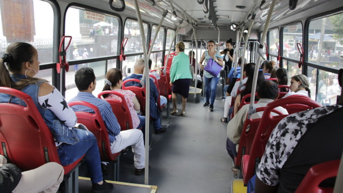 El precio del transporte público colectivo subiría $200, mientras que el de los taxis se incrementaría en un 10%.