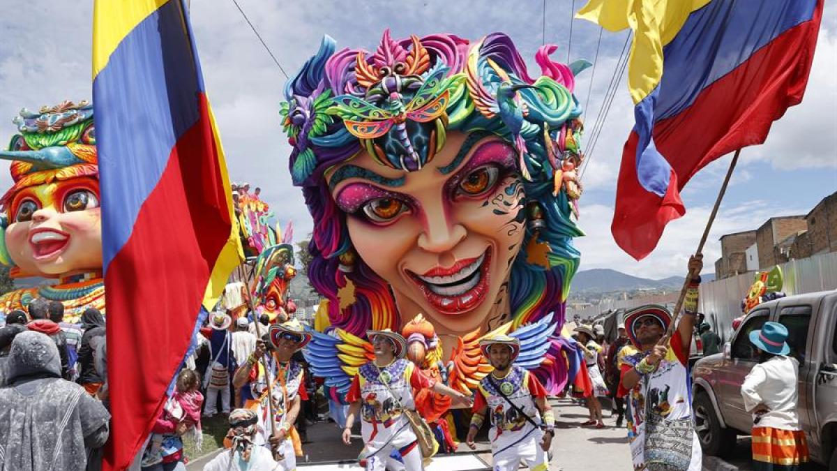  Una de las carrozas multicolores en el Desfile Magno del Carnaval de Negros y Blancos.