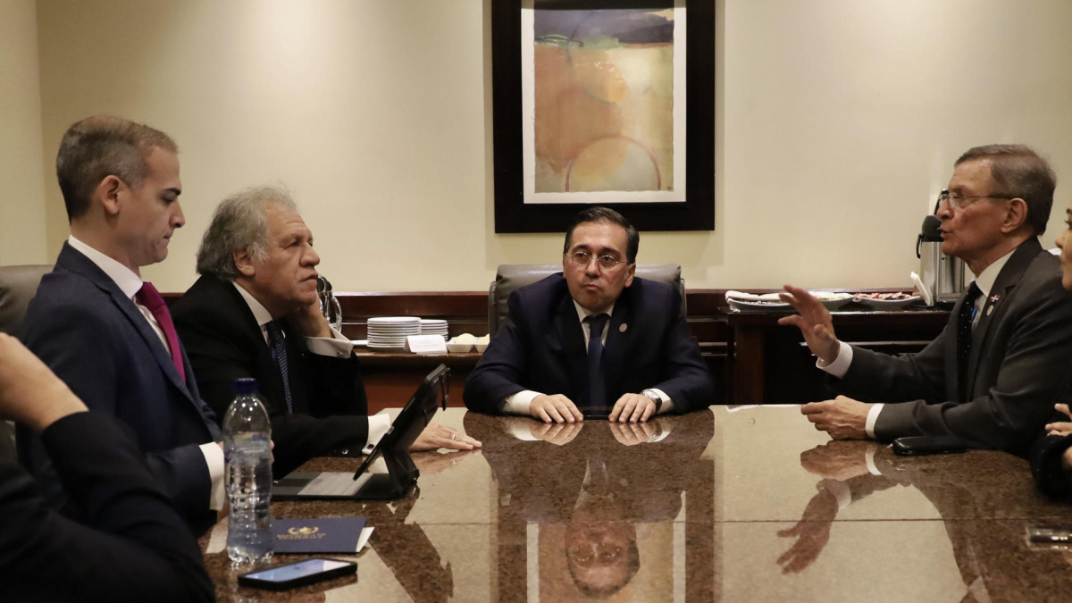 Luis Almagro (segundo de izq. a der.), secretario general de la Organización de Estados Americanos (OEA); José Manuel Albares (centro), ministro español de Relaciones Exteriores, y Roberto Álvarez, canciller de República Dominicana, participaron en la reunión extraordinaria de cancilleres por la situación de Guatemala, en la capital del país centroamericano, Ciudad de Guatemala.