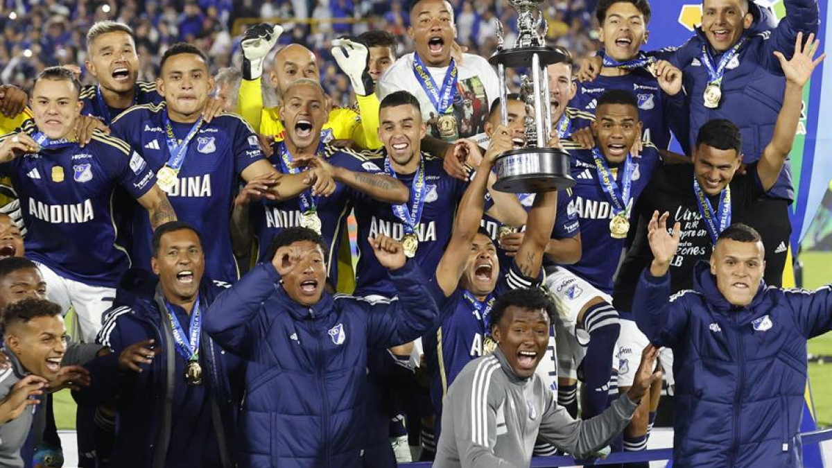  Jugadores de Millonarios celebran con el trofeo tras ganar la final de la Superliga Colombiana ante Junior 