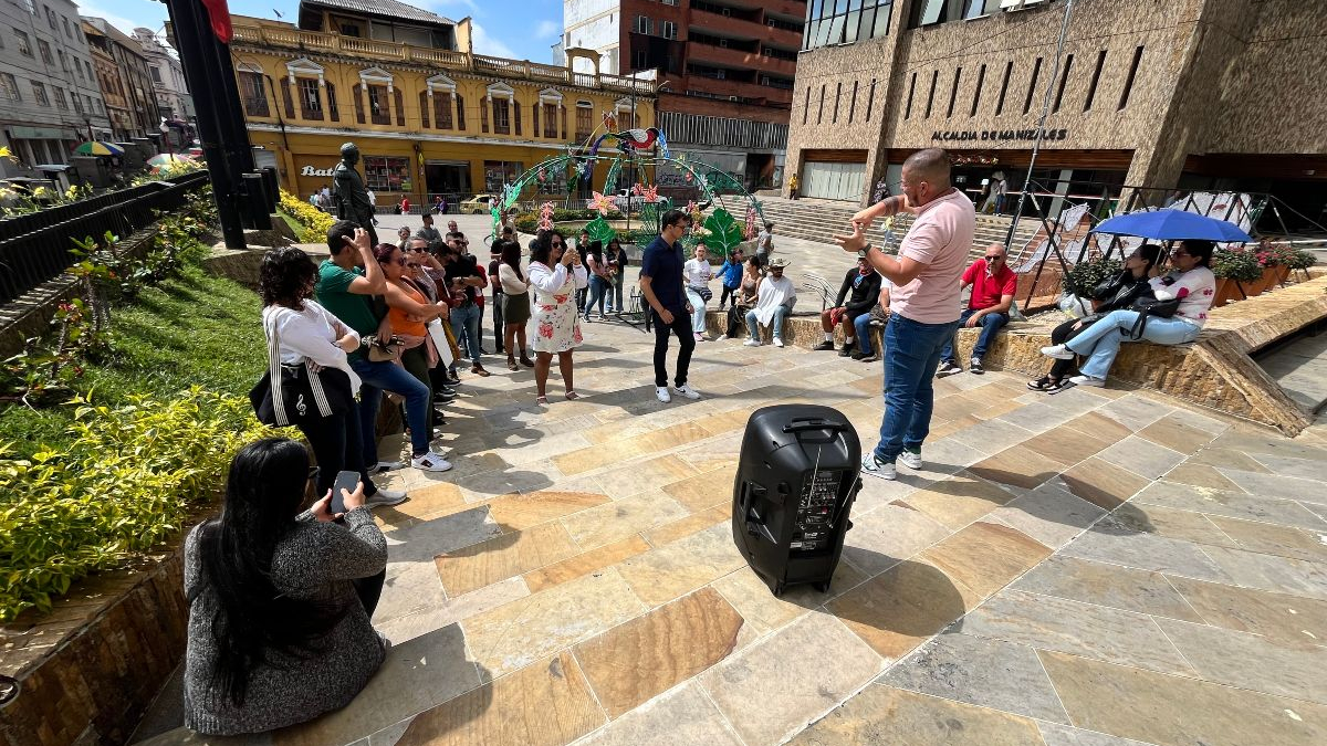 Protesta de docentes en la Plazoleta de la Alcaldía de Manizales.