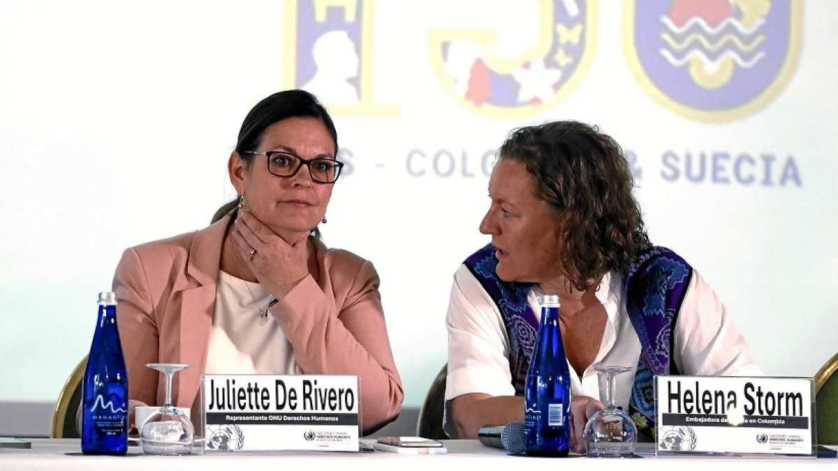 La representante en Colombia de la Oficina de la ONU para los Derechos Humanos, Juliette de Rivero, acompañada de la embajadora de Suecia en Colombia, Helena Storm, durante la presentación del informe anual de DD.HH.