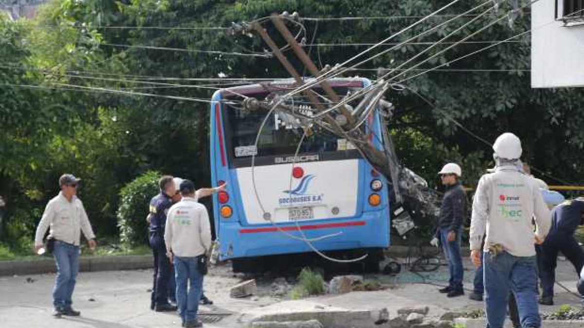 Foto | Darío Cardona| LA PATRIA  El accidente ocurrió en la calle 48K con carrera 6, sobre las 7:00 de la mañana de ayer. Una mujer perdió la vida. Atendieron Bomberos, Búsqueda y Rescate, Policía Nacional, guardas azules y Chec.