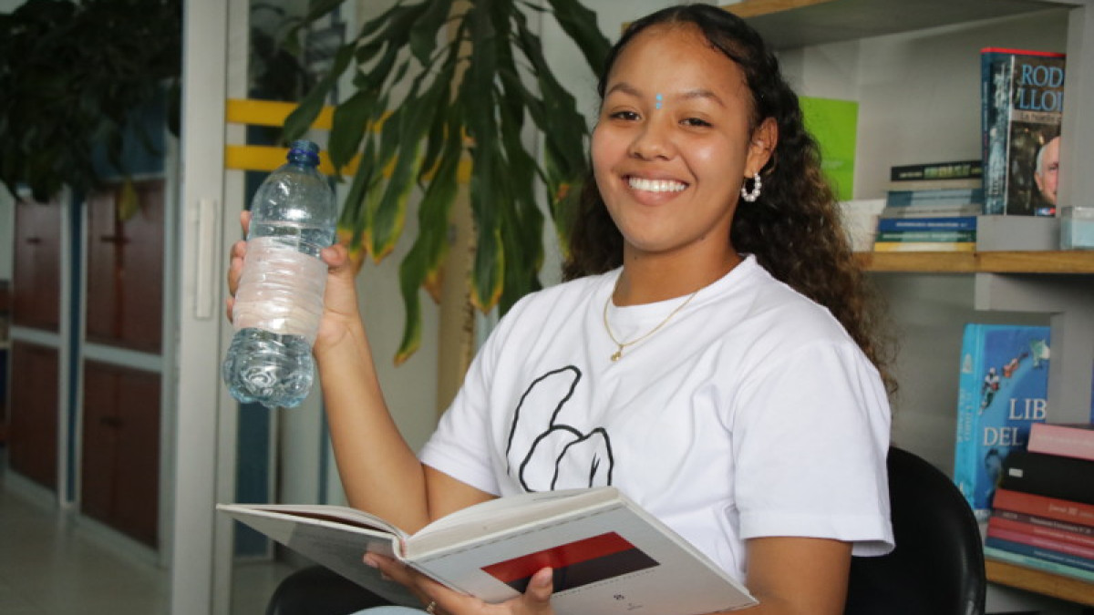 Carlina Cardona bebe agua para proteger su organismo en la temporada de calor. Ingiera este líquido y evite deshidratarse.